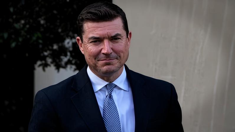 Diplomata que deixou a embaixada de Washington foi condecorado pelo rei