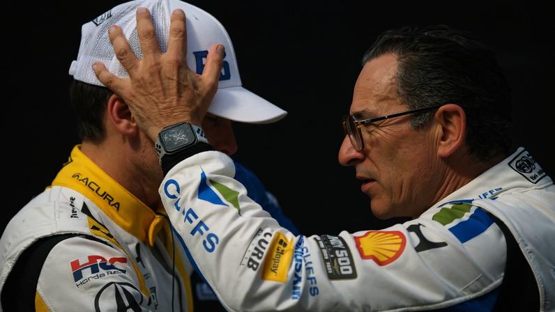 Helio Castroneves festeja com Marcus Armstrong a vitória na Indy 500 (Foto: Penske Entertainment)