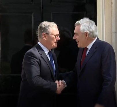 Starmer busca apoio de Brown e Harman para reduzir pressão por renúncia