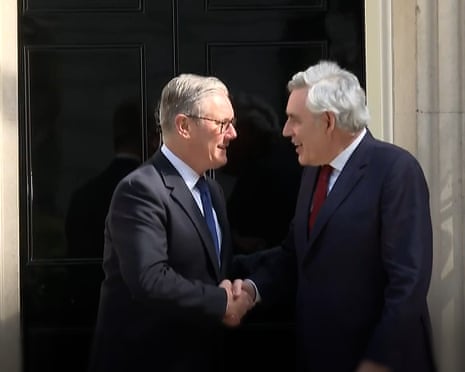 Starmer busca apoio de Brown e Harman para reduzir pressão por renúncia