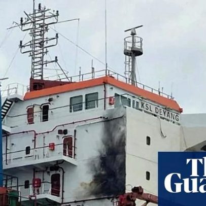 Barco chinês é atingido a caminho do porto de Odesa, diz Zelensky