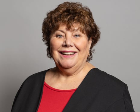 Membro do Labour sob mira de aliados de Burnham afirma não abrir mão da cadeira