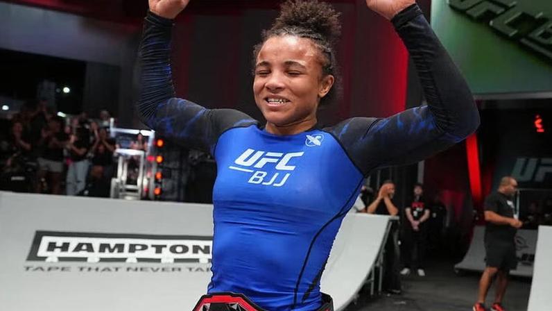 Cassia Moura comemora após a vitória sobre Ffion Davies no UFC BJJ 6, em março de 2026. (Chris Unger/Zuffa LLC)