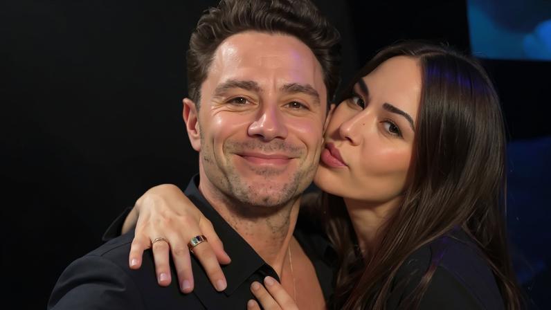 Janel Parrish manda fofura de aniversário a Sasha Farber após confirmar romance