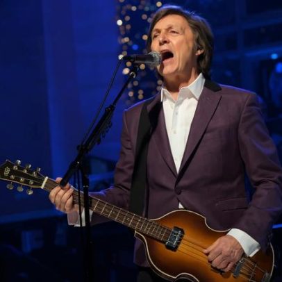 Paul McCartney faz participação musical no fim da temporada do SNL após 14 anos