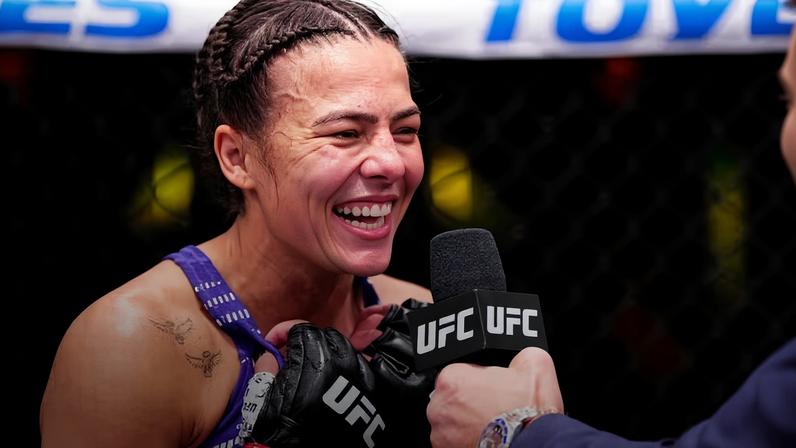 Luana Santos sorri após vitória sobre Tainara Lisboa no UFC Vegas 106, em maio de 2025. (Foto por Jeff Bottari/Zuffa LLC)