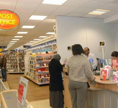 Temores de desertos postais após dono de antigas lojas WH Smith ameaçar balcões