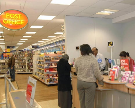 Temores de desertos postais após dono de antigas lojas WH Smith ameaçar balcões