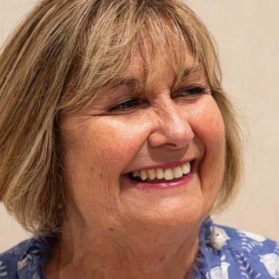 Cantora de ópera que ocultou a surdez por 30 anos celebra cirurgia que muda tudo