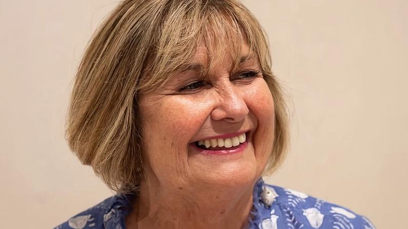 Cantora de ópera que ocultou a surdez por 30 anos celebra cirurgia que muda tudo