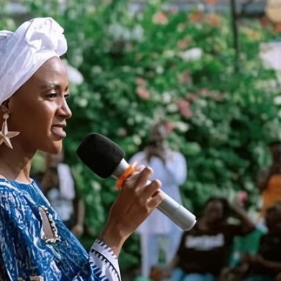 Pedidos pela libertação de cantora sierra-leonesa presa por liberdade de expressão