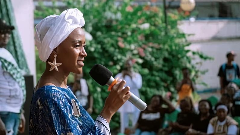 Pedidos pela libertação de cantora sierra-leonesa presa por liberdade de expressão