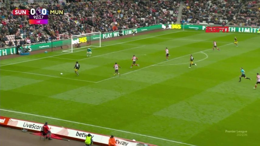 Manchester United inicia conversas para efetivar Michael Carrick como técnico