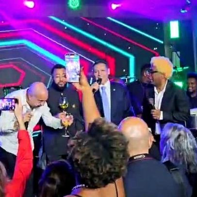 Nunes Marques canta com artistas em festa após posse no TSE