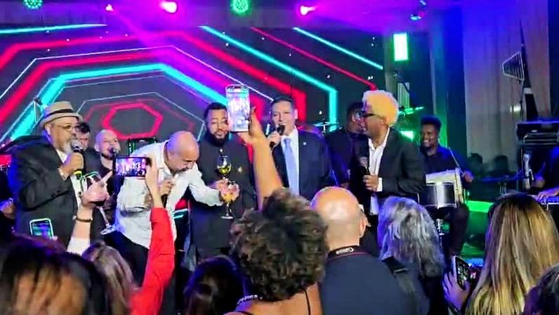 Nunes Marques canta com artistas em festa após posse no TSE