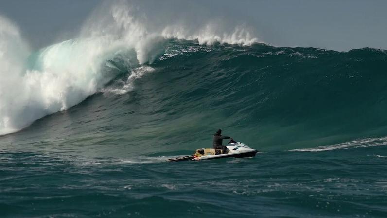 Michaela Fregonese quebra recorde de maior onda já surfada por mulher no Brasil