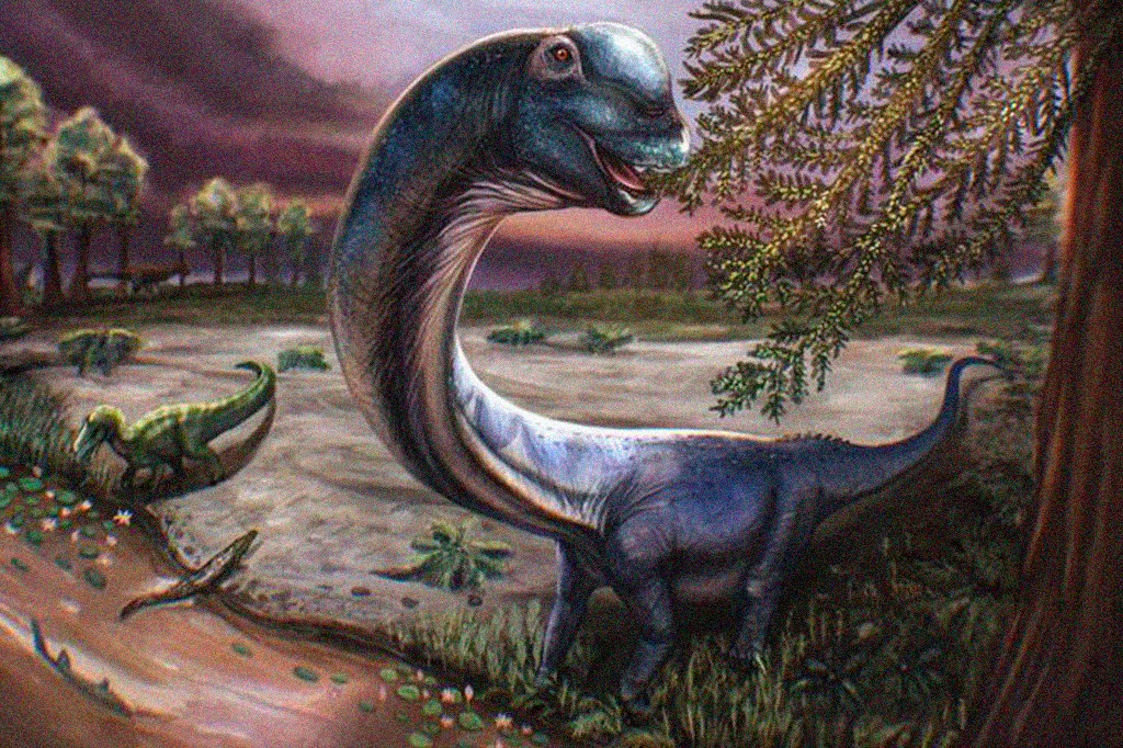 Dinossauro de pescoço longo azul-acinzentado com boca aberta, comendo folhas de uma árvore à direita. Um dinossauro verde menor está à esquerda, perto de um riacho com plantas aquáticas. O céu é roxo-avermelhado, com árvores ao fundo.