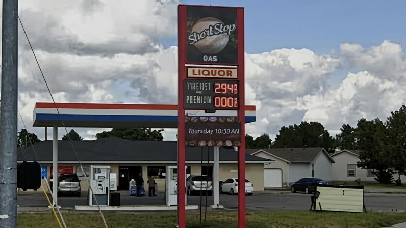 Mulher em Nebraska fica ferida após cão acionar espingarda perto de loja de conveniência