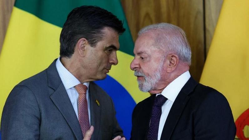 16.mar.2026 - Lula e o presidente da Bolívia, Rodrigo Paz, conversam durante cerimônia de assinatura de um acordo bilateral, em Brasília