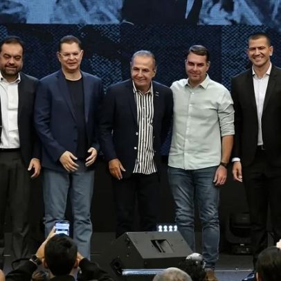 Flávio busca apoio de Malafaia em culto