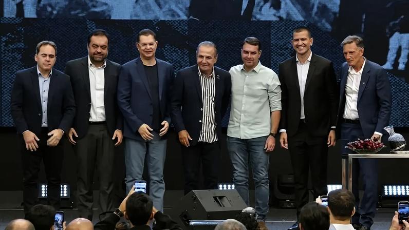 Flávio busca apoio de Malafaia em culto