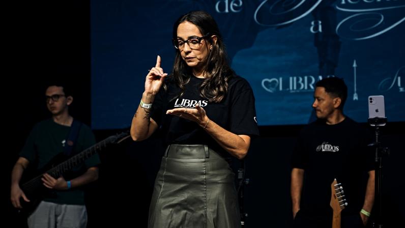 Igreja vira polo de tradução bíblica em Libras