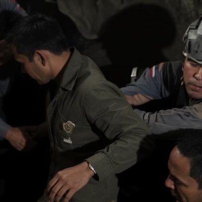 Primeiro dos sete homens resgatados de caverna alagada no Laos