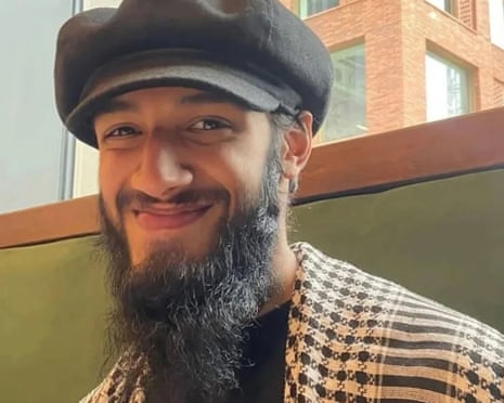 Prisioneiro em Londres com doença muscular afirma que precisa rastejar pelo chão
