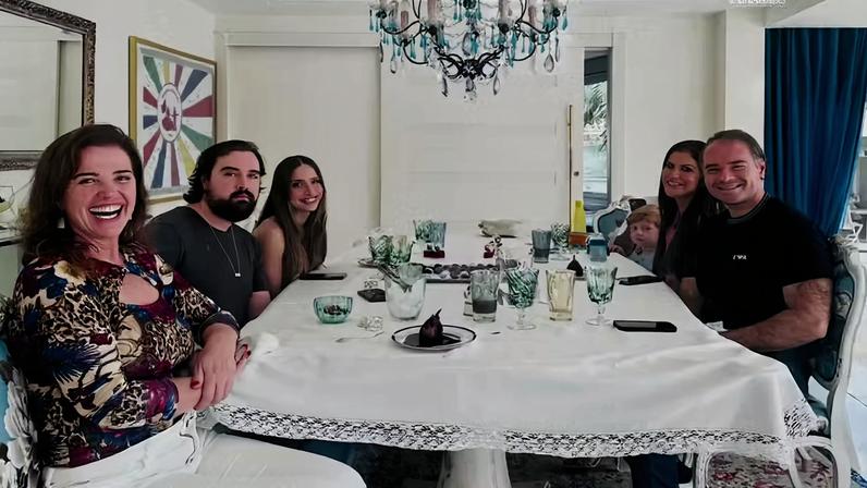 Luma de Oliveira posta foto com filhos, noras e neto após falas de Eike