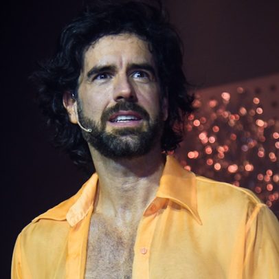 Namorado de Marcos Pitombo faz rara aparição e prestigia a peça