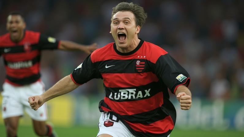 Petkovic comemora gol pelo Flamengo na final do Campeonato Carioca de 2001, contra o Vasco (Foto: Júlio César Guimarães / Acervo Lance!)