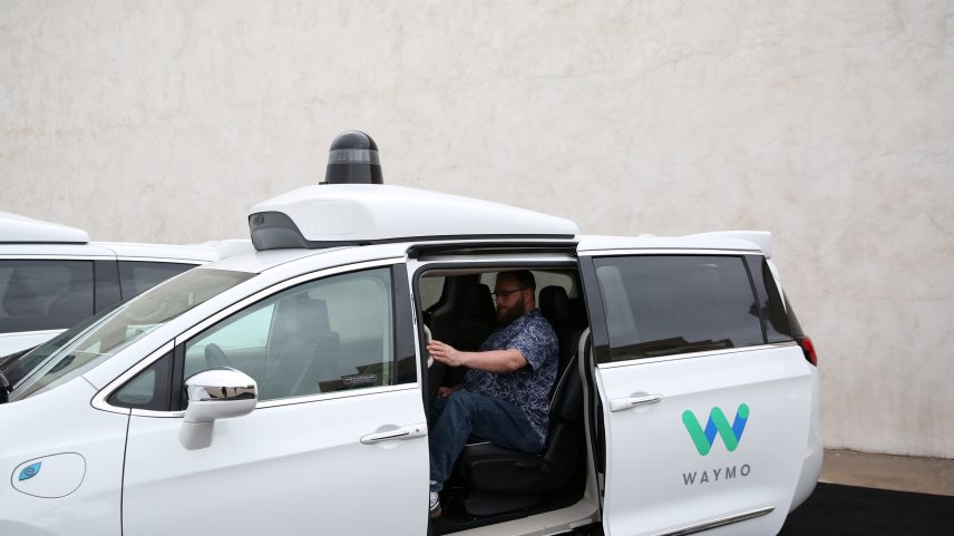 Waymo recolhe 3,8 mil robotáxis após falha em vias alagadas