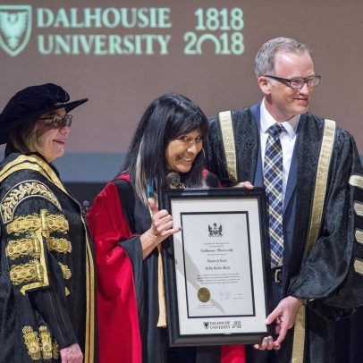 Universidade de Toronto retira grau honorário de Buffy Sainte-Marie por reivindicações indígenas