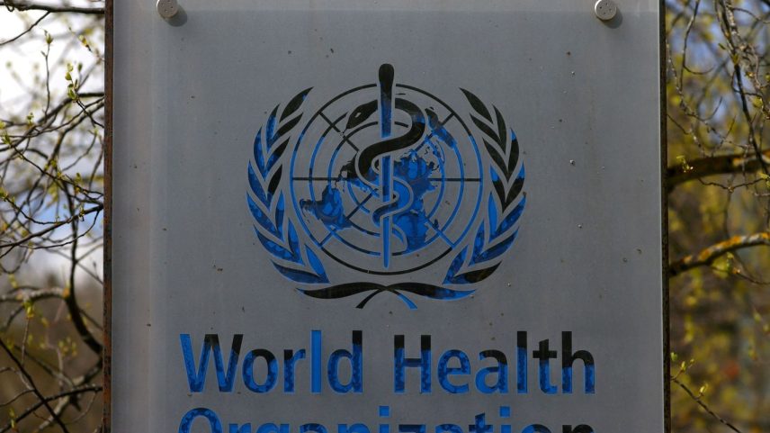 Logo da OMS do lado de fora de sede da entidade em Genebra