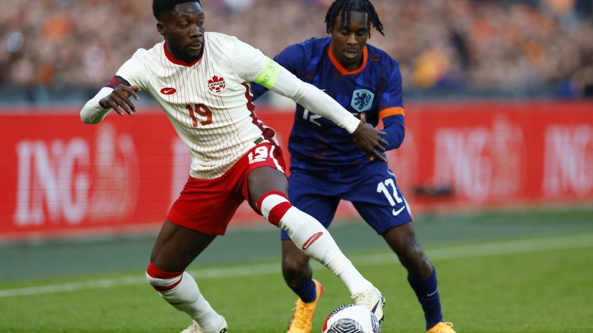 Alphonso Davies e Frimpong disputam bola em Holanda x Canadá — Foto: Piroschka Van De Wouw / Reuters