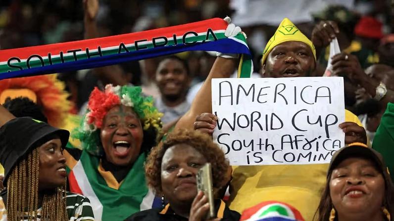 Torcedores comemoram classificação da África do Sul para a Copa do Mundo — Foto: REUTERS/Esa Alexander