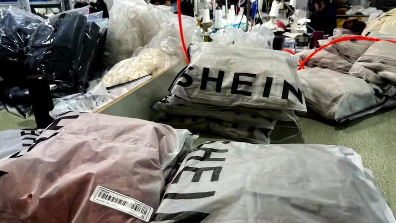Pacotes de roupas em uma fábrica da Shein em Guangzhou, província de Guangdong, China, em 1º de abril de 2025. — Foto: Reuters