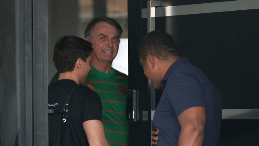 O ex-presidente do Brasil, Jair Bolsonaro, aparece na porta de sua casa, durante sua prisão domiciliar, em Brasília, Brasil, em 21 de novembro. — Foto: Mateus Bonomi/Reuters