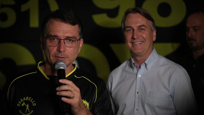 O filho do ex-presidente do Brasil, Jair Bolsonaro, o senador Flavio Bolsonaro, participa de uma vigília após Bolsonaro ser levado à custódia da polícia federal, encerrando meses de prisão domiciliar, em Brasília, Brasil, 22 de novembro de 2025. — Foto: REUTERS/Mateus Bonomi