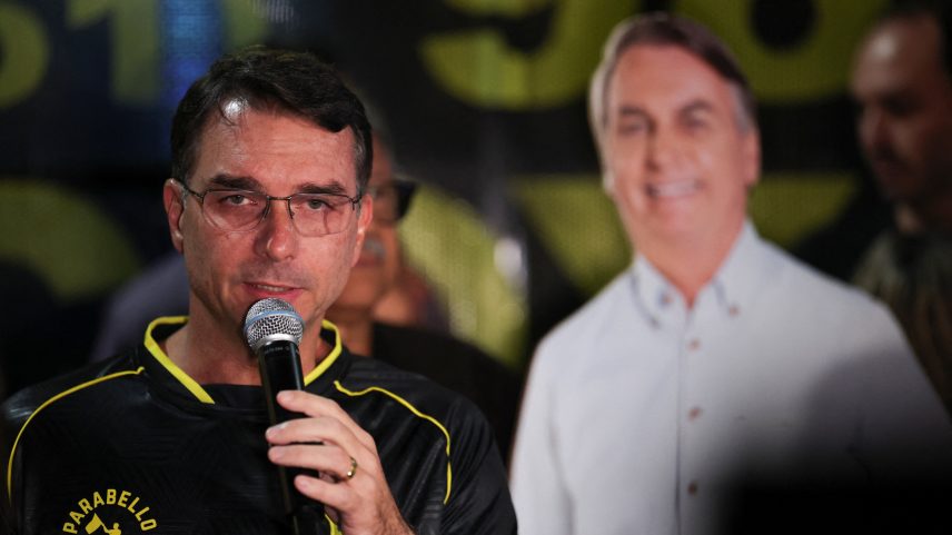 O filho do ex-presidente do Brasil, Jair Bolsonaro, o senador Flavio Bolsonaro, participa de uma vigília após Bolsonaro ser levado à custódia da polícia federal, encerrando meses de prisão domiciliar, em Brasília, Brasil, 22 de novembro de 2025. — Foto: REUTERS/Mateus Bonomi