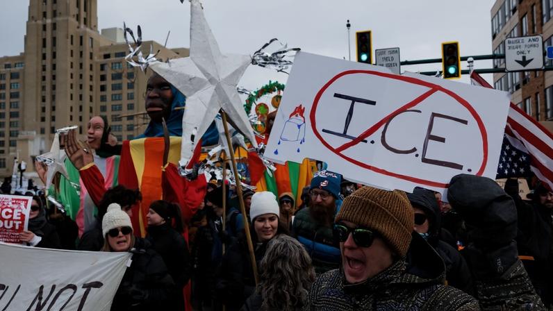 Procuradoria de Minnesota acusa agente do ICE de atirar em imigrante