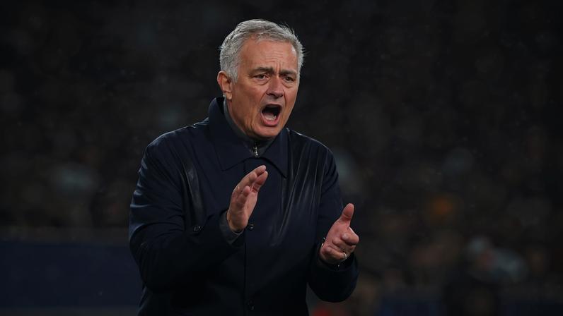 Mourinho chega a Madrid; pode assinar com o Real até 2029