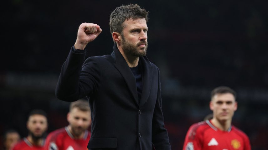 Michael Carrick é efetivado no Manchester United e assina contrato até 2028