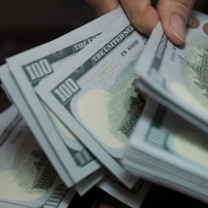 Dólar sobe para R$ 5,06; bolsa recua com IPCA-15 e petróleo