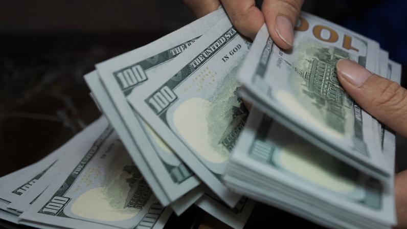 Dólar sobe para R$ 5,06; bolsa recua com IPCA-15 e petróleo