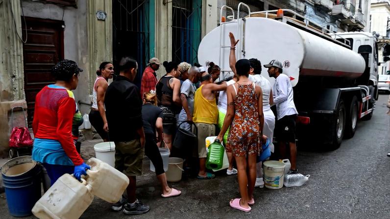 Pessoas se reúnem para pegar água em caminhão-pipa em Havana 19/03/2026 REUTERS/Norlys Perez