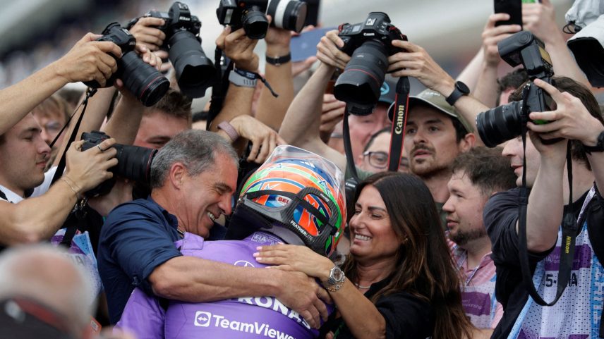 Marco Antonelli e Veronica Antonelli comemoram vitória de Kimi — Foto: Brian Snyder/Reuters