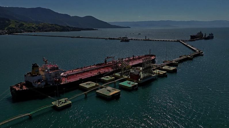 Navio petroleiro no terminal de distribuição da Petrobras em São Sebastião 17 de abril de 2026 REUTERS/Amanda Perobelli