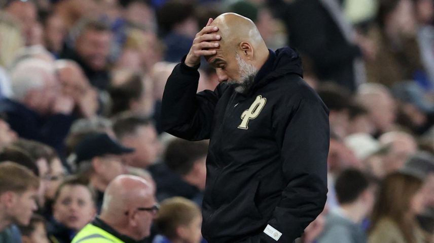 Pep Guardiola, técnico do Manchester City, durante o jogo contra o Everton — Foto: REUTERS/Scott Heppell