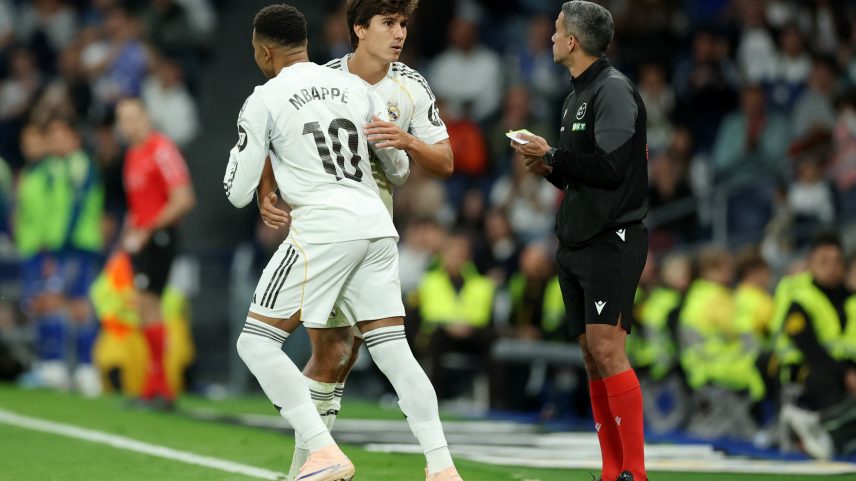 Mbappé saiu do banco de reservas no segundo tempo de Real Madrid 2 x 0 Real Oviedo — Foto: Reuters